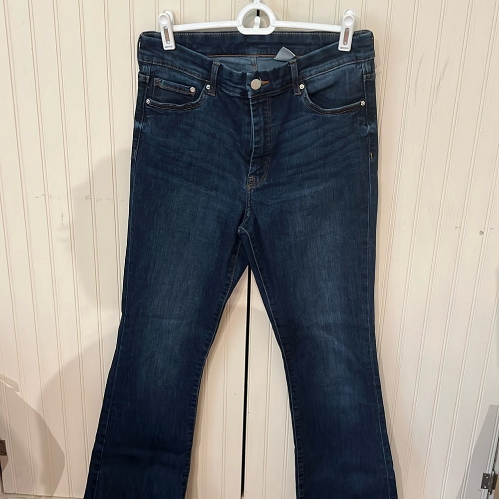 ON TREND. High rise flare jeans with stretch 🙌